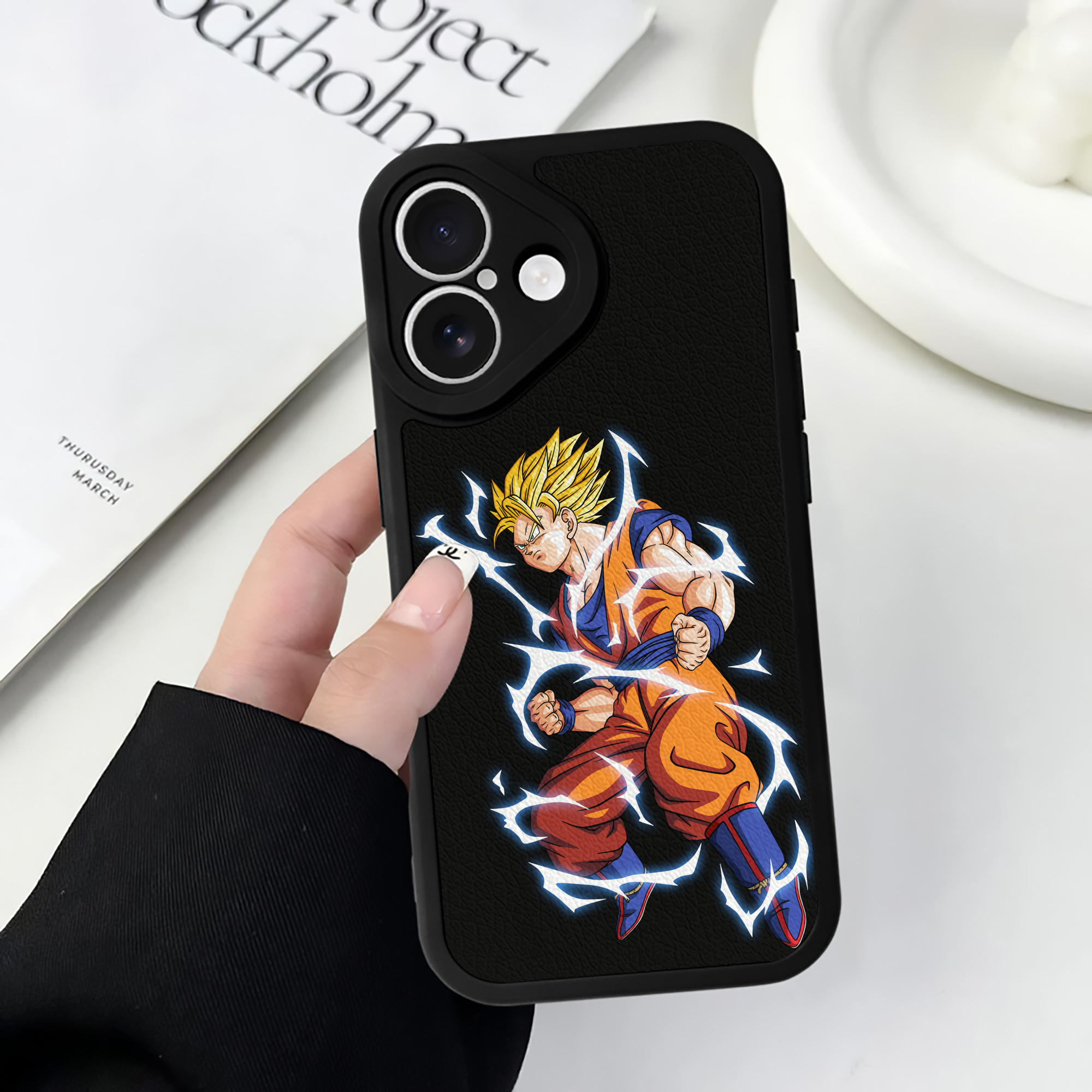 （画像用） ドラゴンボール 孫悟空（そん ごくう）Son Goku カカロット DRAGON BALL Kakarotto 【iPhone 16シリーズ対応】シリコンスマホケース（レザー調） 材質：シリコン
